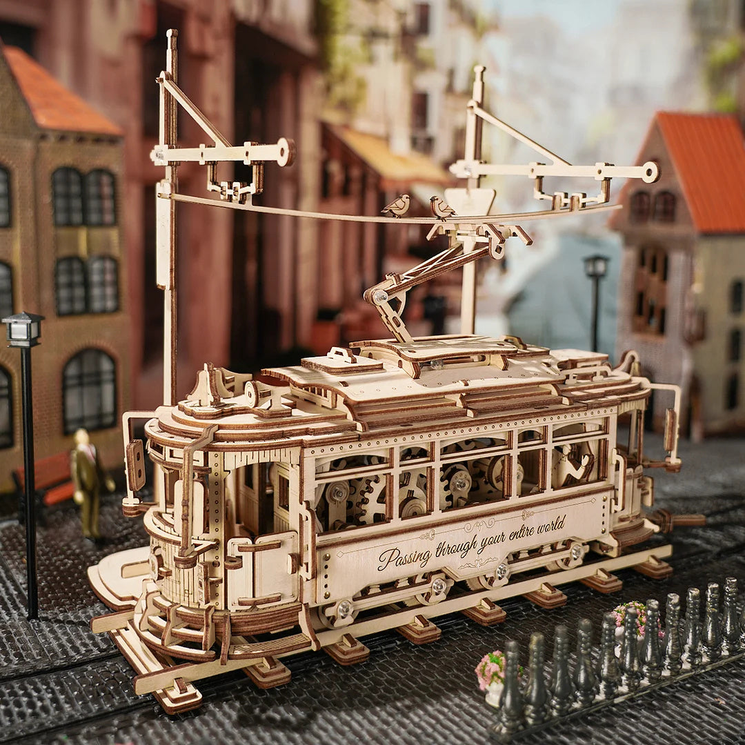Klassische Stadt-Straßenbahn – Holzbausatz Fahrzeug als Deko