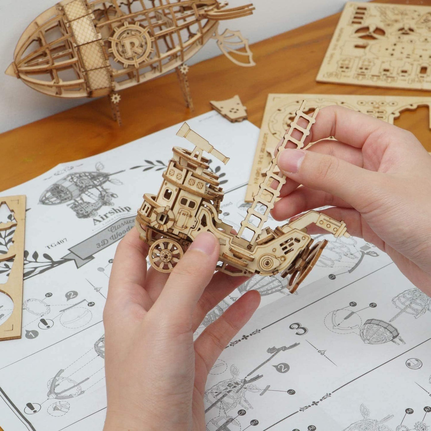Steampunk Luftschiff – Holzbausatz Fahrzeug als Deko und zum Spielen
