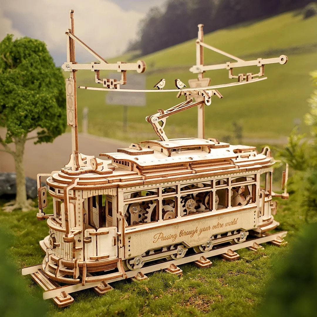 Klassische Stadt-Straßenbahn – Holzbausatz Fahrzeug als Deko