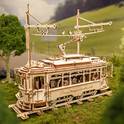 Klassische Stadt-Straßenbahn – Holzbausatz Fahrzeug als Deko