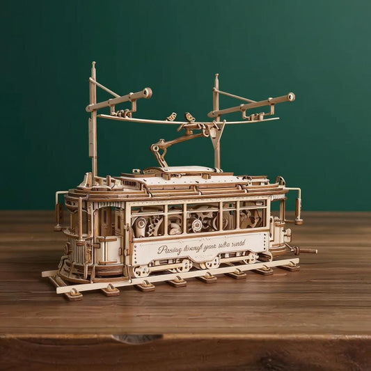 Klassische Stadt-Straßenbahn – Holzbausatz Fahrzeug als Deko